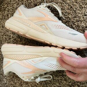 Brooks Adrenaline GTS 23 Women's Shoes (Size 11)